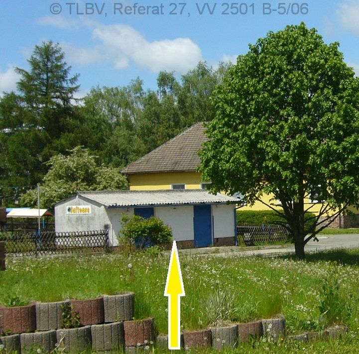 kleine helle Baracke mit blauer Tür - Art "Verkaufsbude"