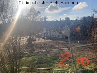 Blick hangabwärts, im Vordergrund Bauzaun