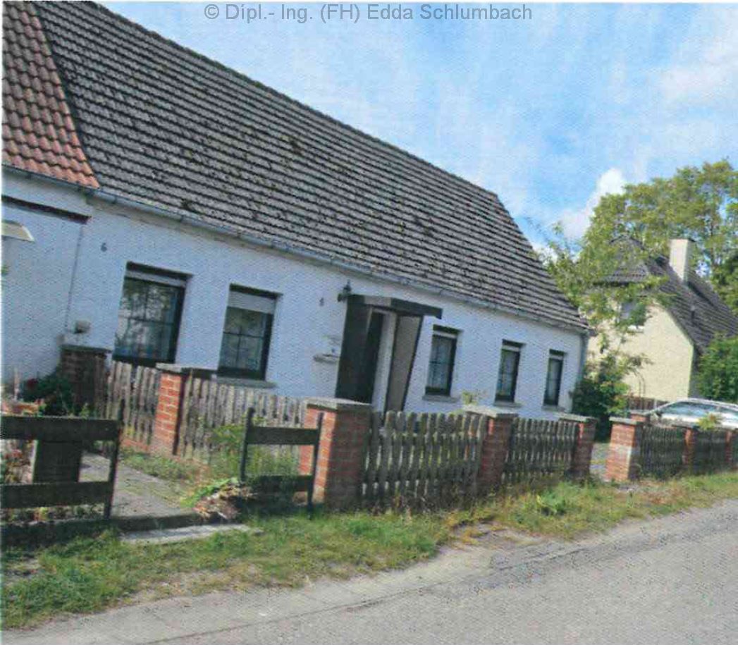 eingeschossige Straßenansicht einer Doppelhaushälfte, Vorgarten mit Jägerzaun