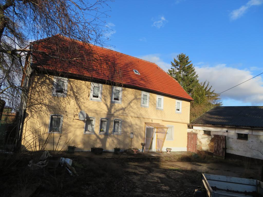 zweigeschossiges Wohngebäude mit Krüppelwalmdach