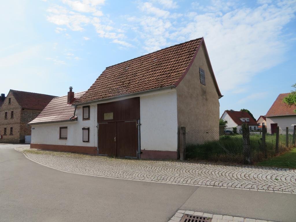 traufständiges Gebäude mit großem Scheunentor und eingeschossigem Anbau