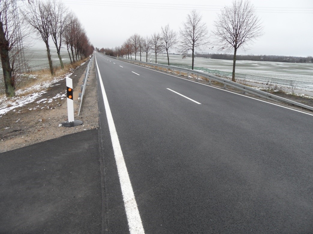 Das Bild zeigt die fertige Fahrbahn an einem Wintertag.