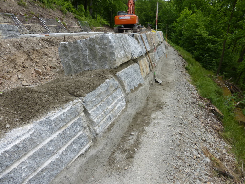 L 2344 Greiz - Neumühle, Herstellung Trockenmauer aus Granitblocken