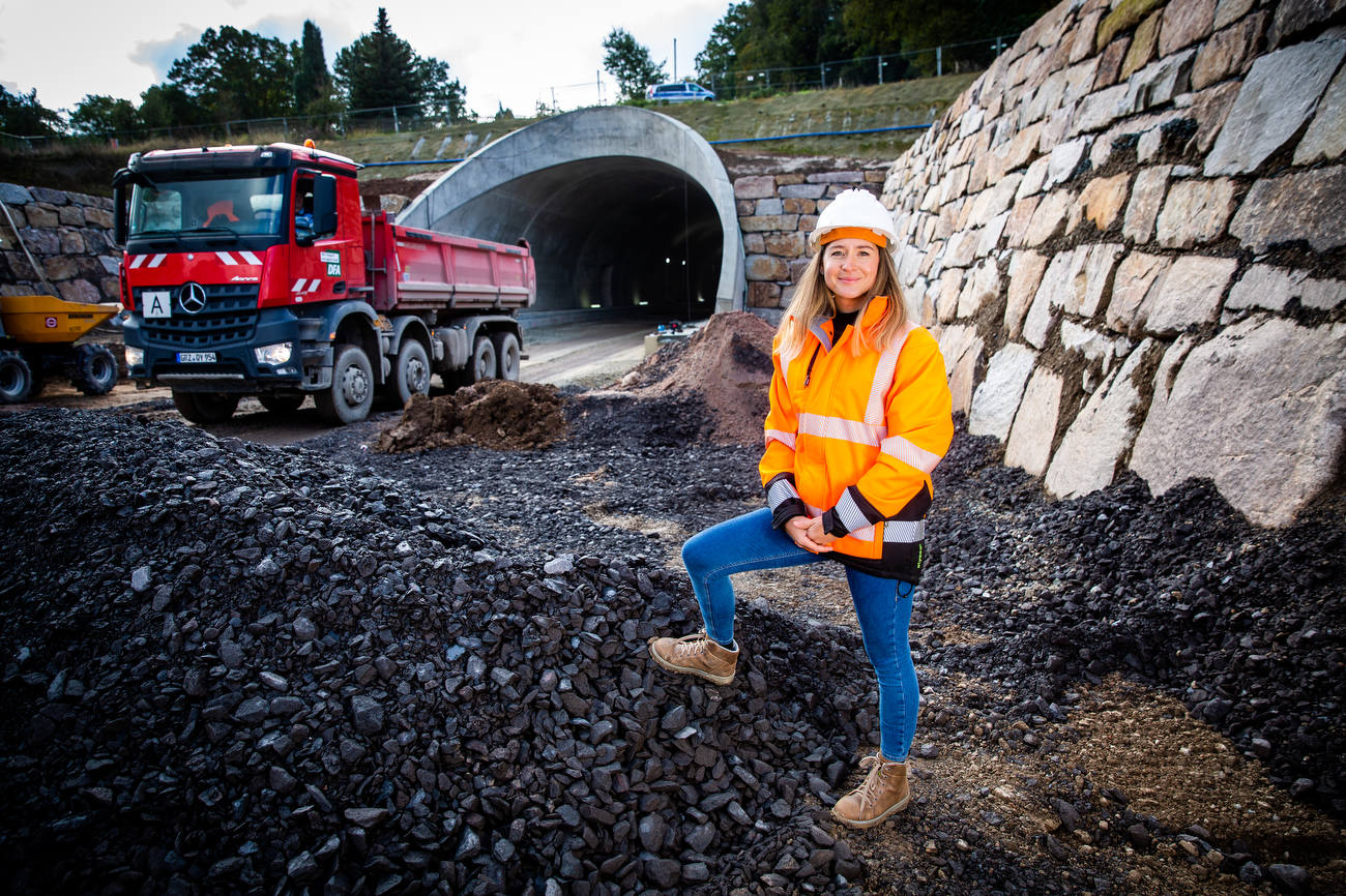 Junge Frau in Schutzkleidung vor Tunnel