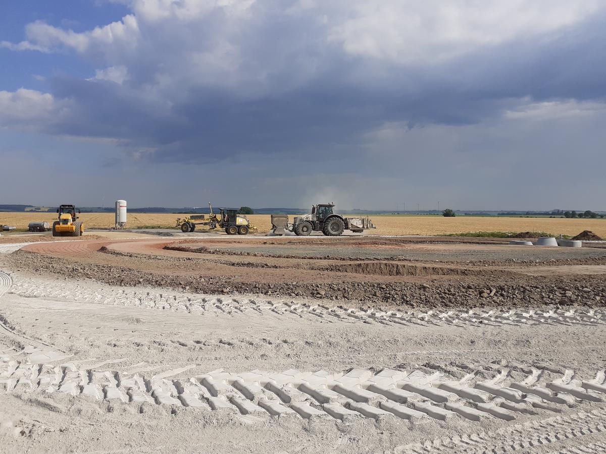 Es sind die Erdarbeiten am Wirtschaftsweg zu sehen.