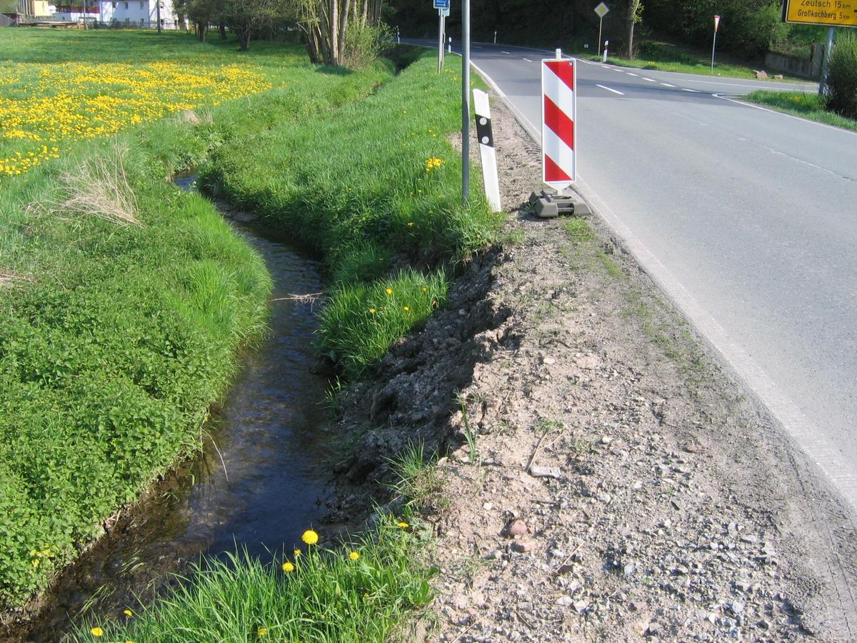 Der Görnitzbach an der B85 zwischen Teichel und dem Abzweig Großkochberg.