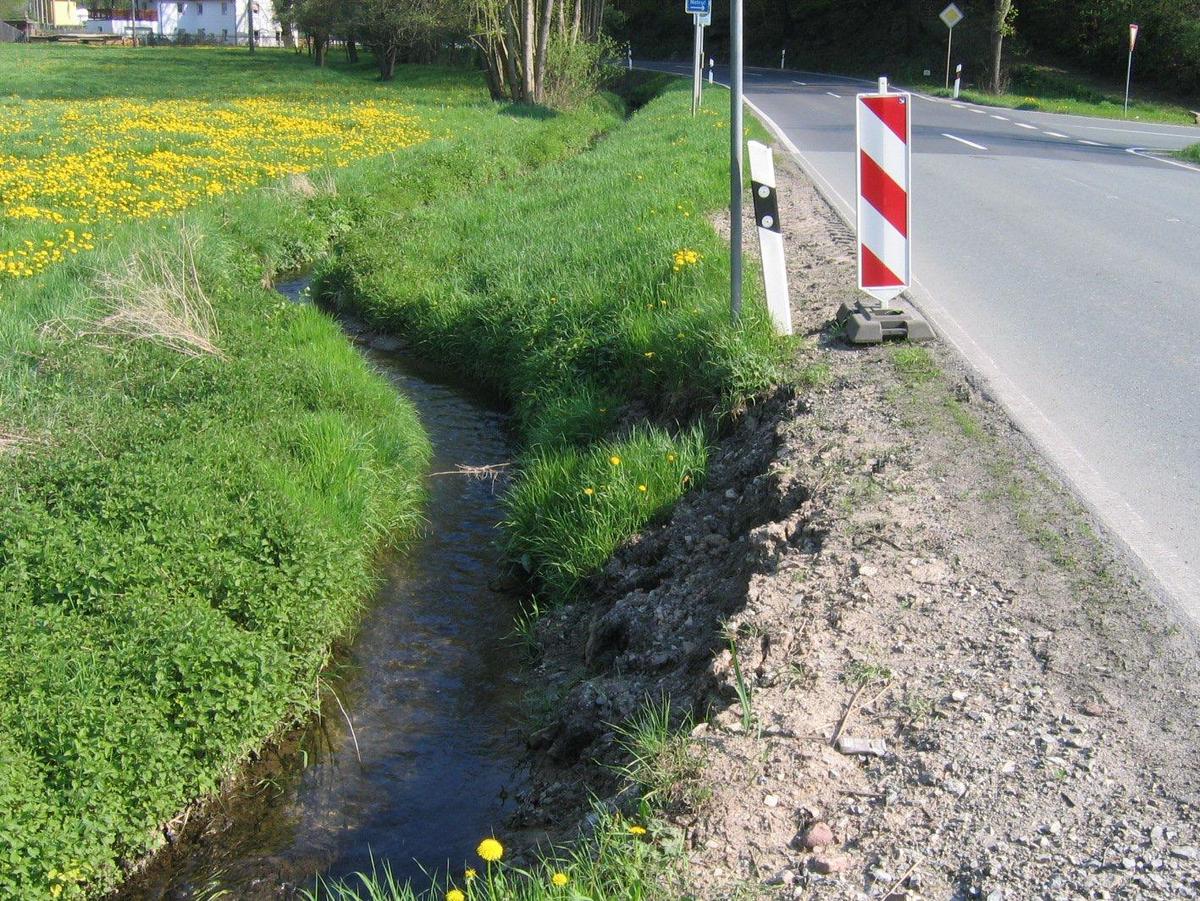 Der Görnitzbach an der B85 zwischen Teichel und dem Abzweig Großkochberg.