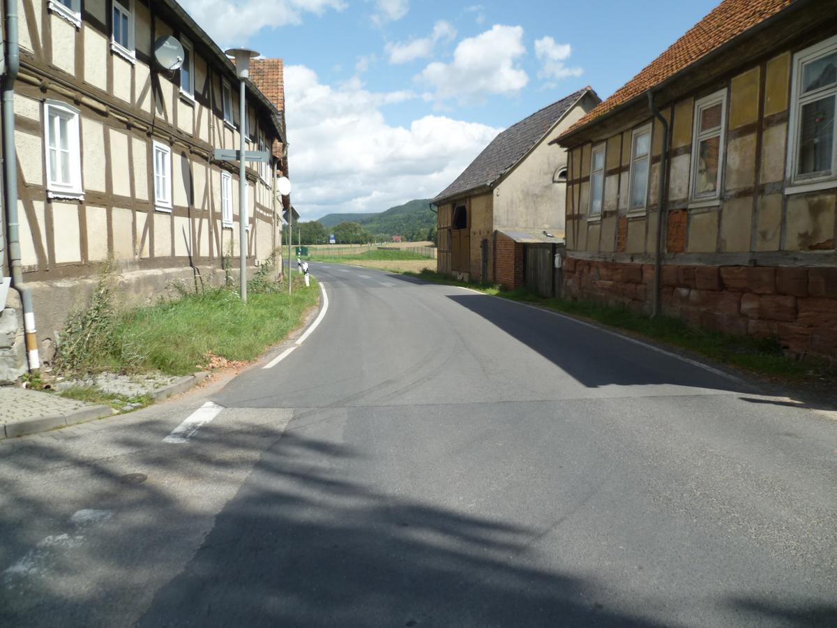 Auf dem Bild erkennt man die Engstelle in der Ortslage Grosstopfer.