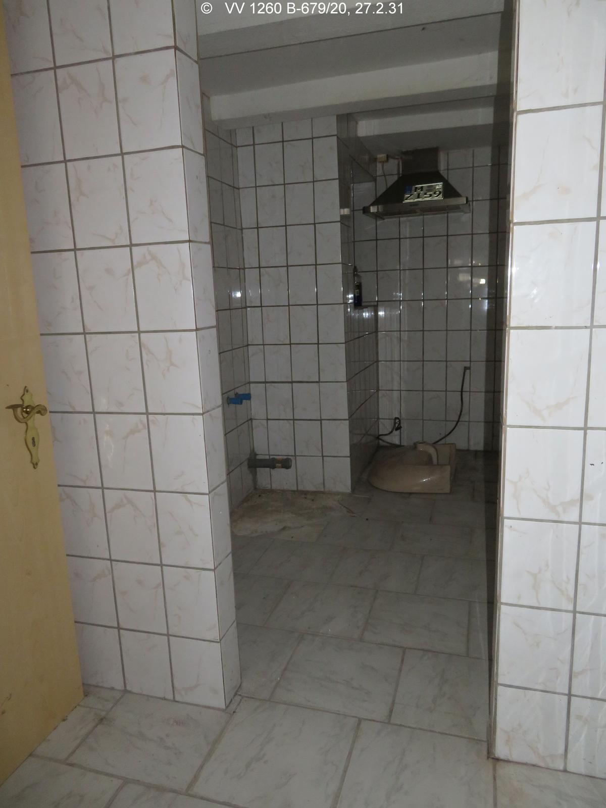Blick durch mehrere voll geflieste Räume
