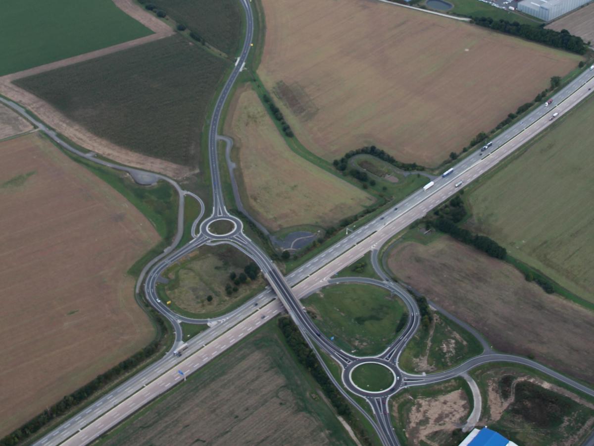 Die Luftbildaufnahme zeigt die fertige B 92 / L 1081 unter dem Verkehrsfluss an.