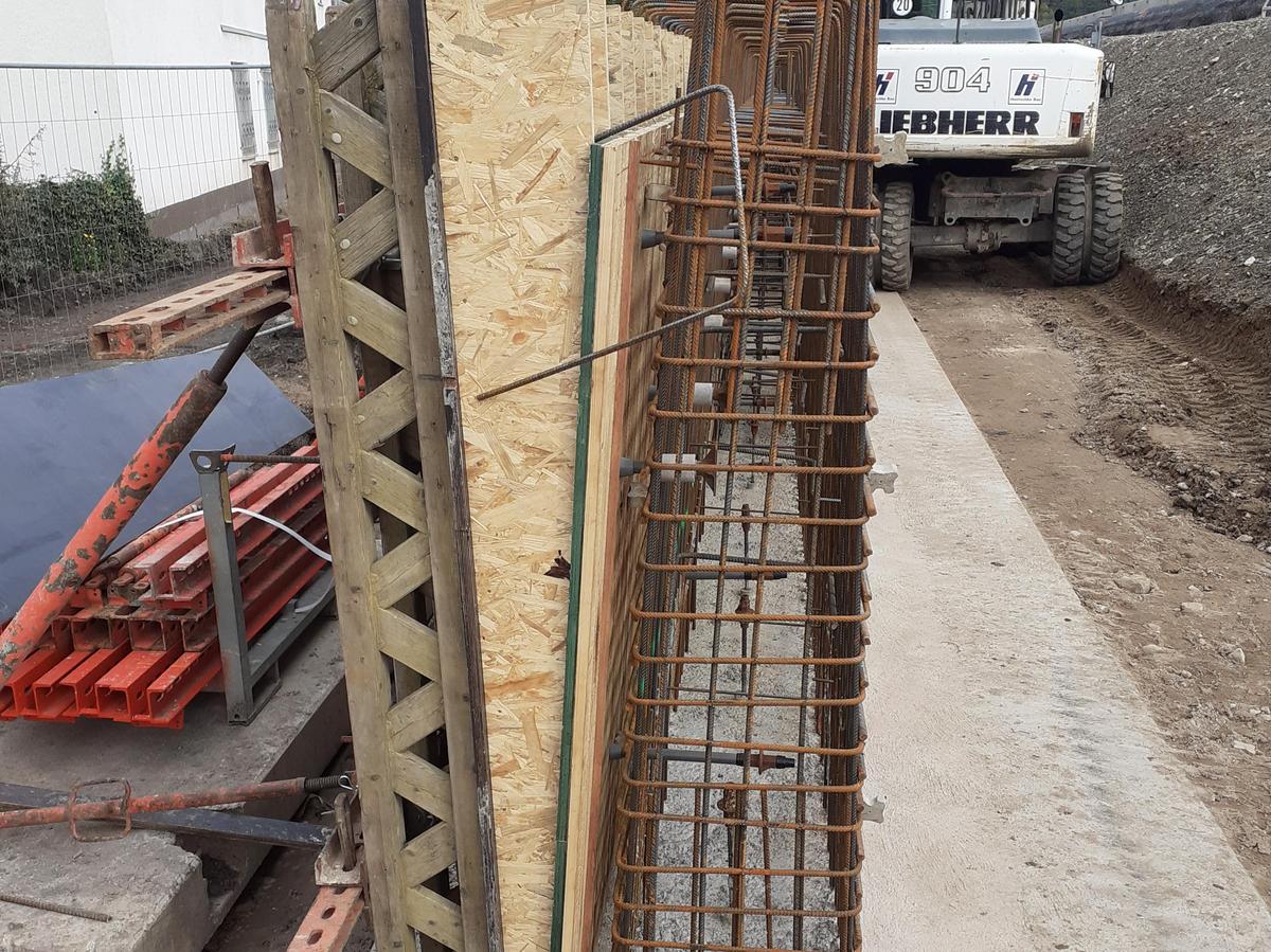Man erkennt die Schalung mit der Bewehrung am Bauwerk 09.