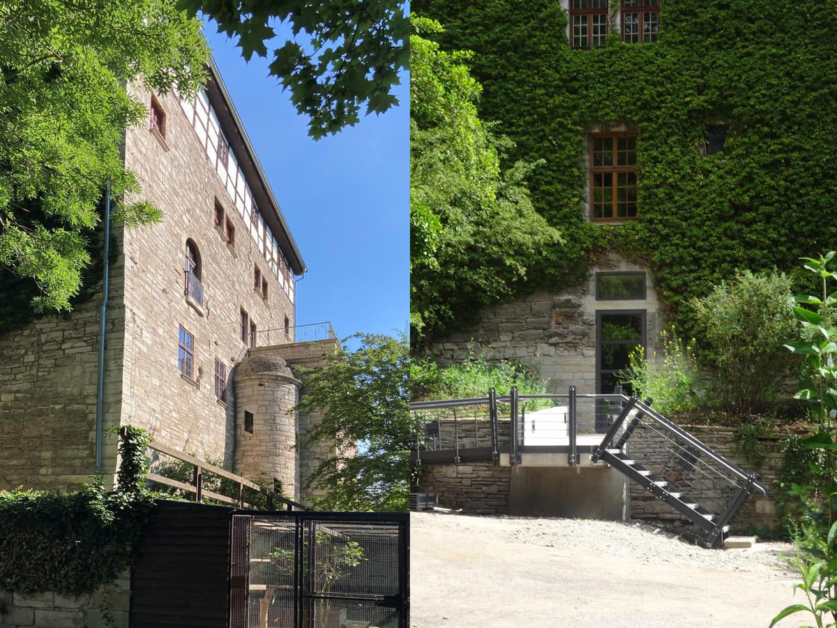 Zwei Bilder: links: die südöstliche Ecke des Gebäudes. Natursteinmauerwerk. Ein Rundbau als Treppenaufgang ist auf halber Höhe davorgesetzt. Hinter ihm eine Ausstülpung, die als Dachterrasse im 1. OG genutzt werden kann. Im Vordergrund eine Mauer als Barriere, mit Tordurchgang. Rechtes Bild: Haupteingang, unscheinbar an der bewachsenen Hauswand. Sichtbetonweg und Podest. Nach rechts führt eine Treppe herab, nach links eine Rampe.