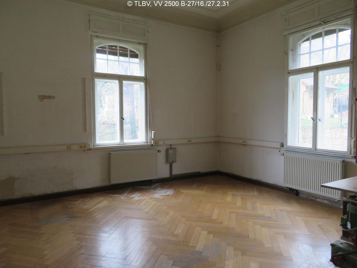Zimmer mit je einem Fenster an zwei Seiten, Feuchtigkeitsschaden unter Heizkörper