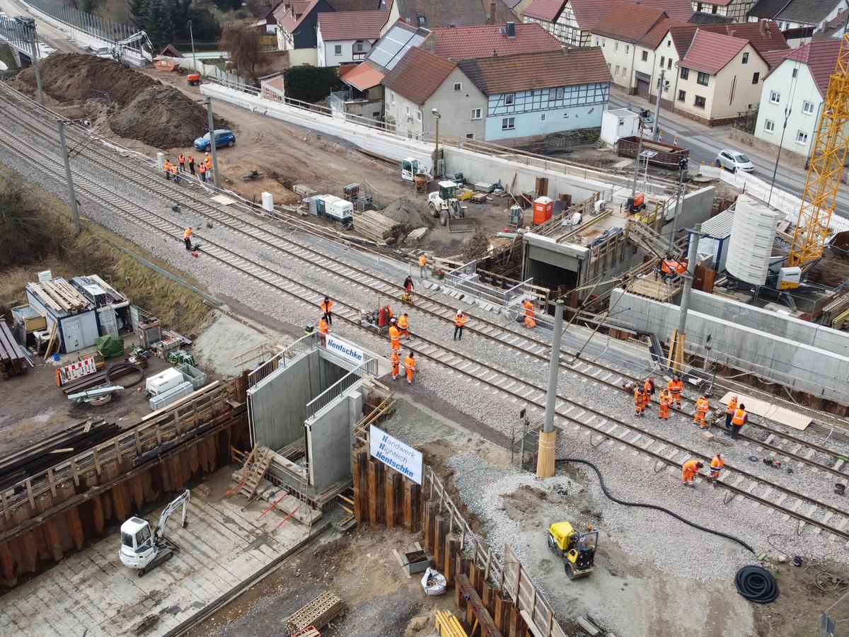 Auf dem Luftbild sieht man die Baustelle, rund um die Bahngleise und der Geh- und Radwegunterführung.