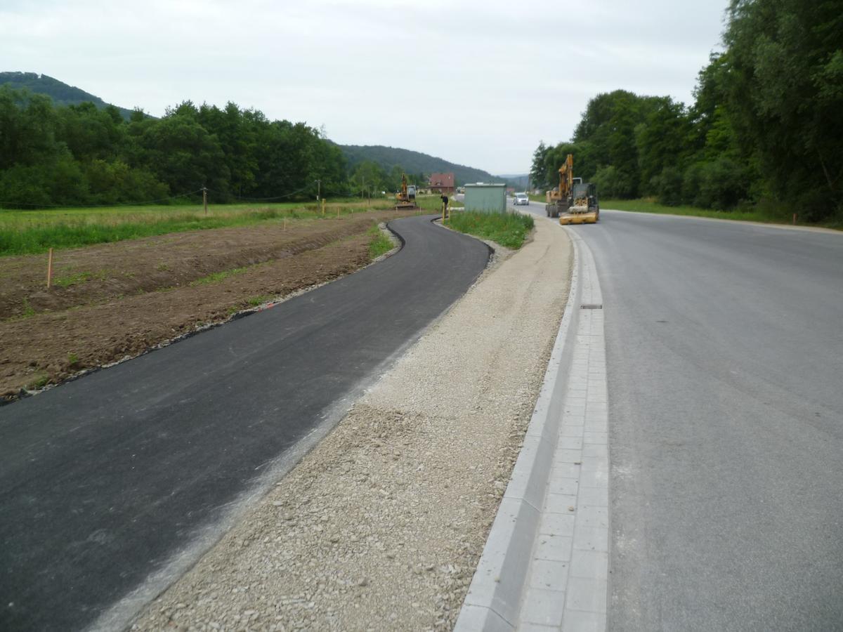 Das Bild zeigt die Arbeiten an dem Asphalt.