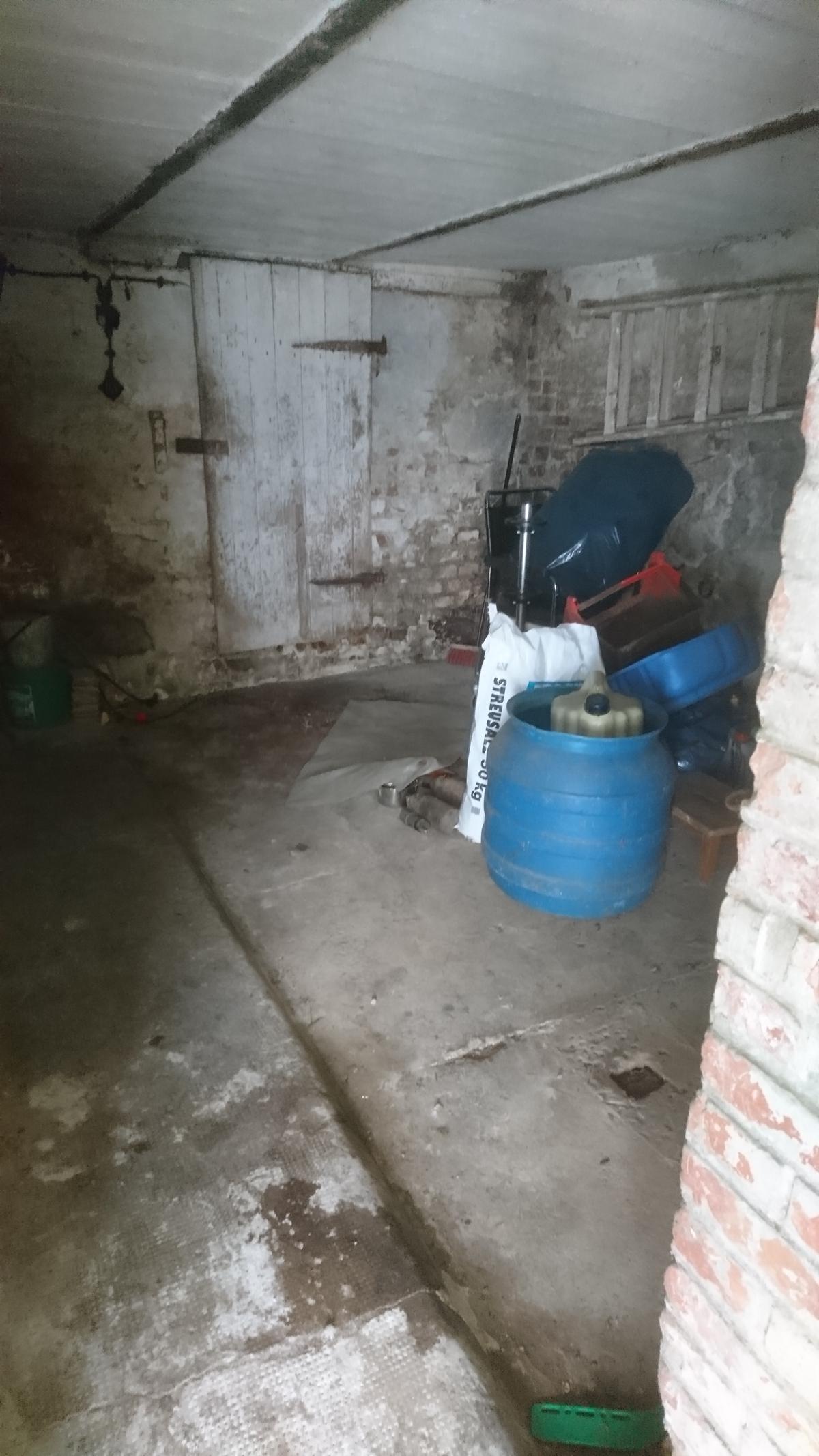 Lagerraum mit Betonfußboden, unberäumt