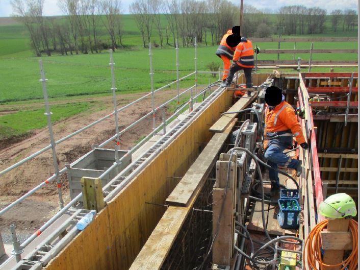 Auf dem Bild sieht man die Arbeiten zur Bewehrung der Widerlager.