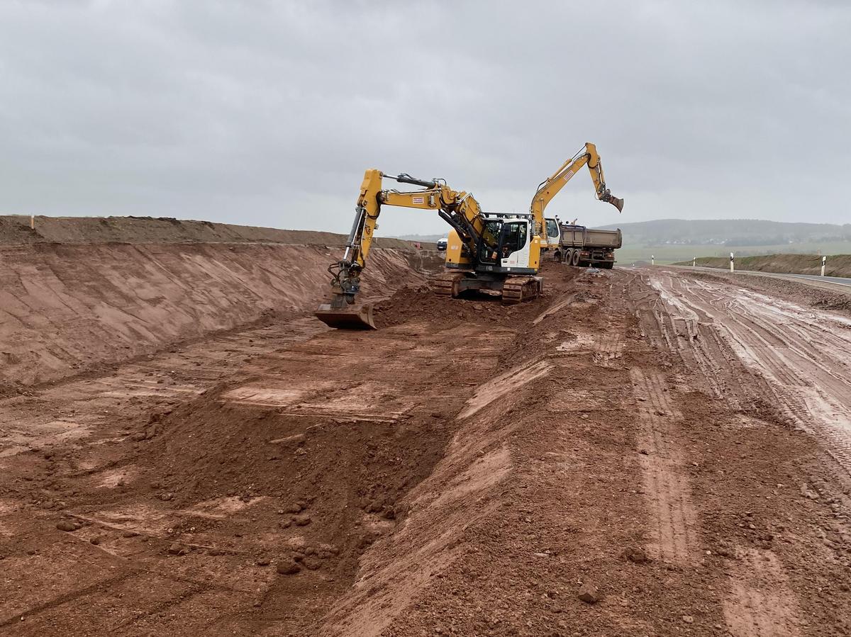 Bagger beim Arbeiten des Ausbaus der Straße.