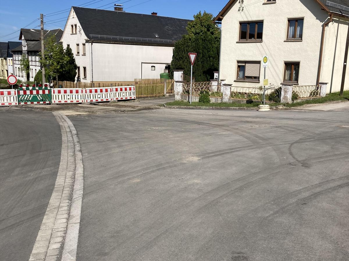 Auf dem Foto erkennt man die fertiggestellte Ortsdurchfahrt von Reitzengeschwenda.