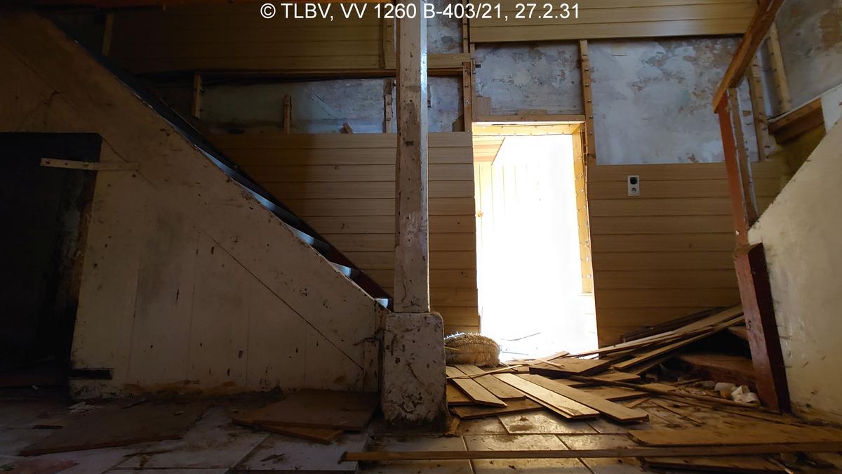 Flur mit Treppe ins OG, Wandverkleidung ist großflächig von der Wand gefallen