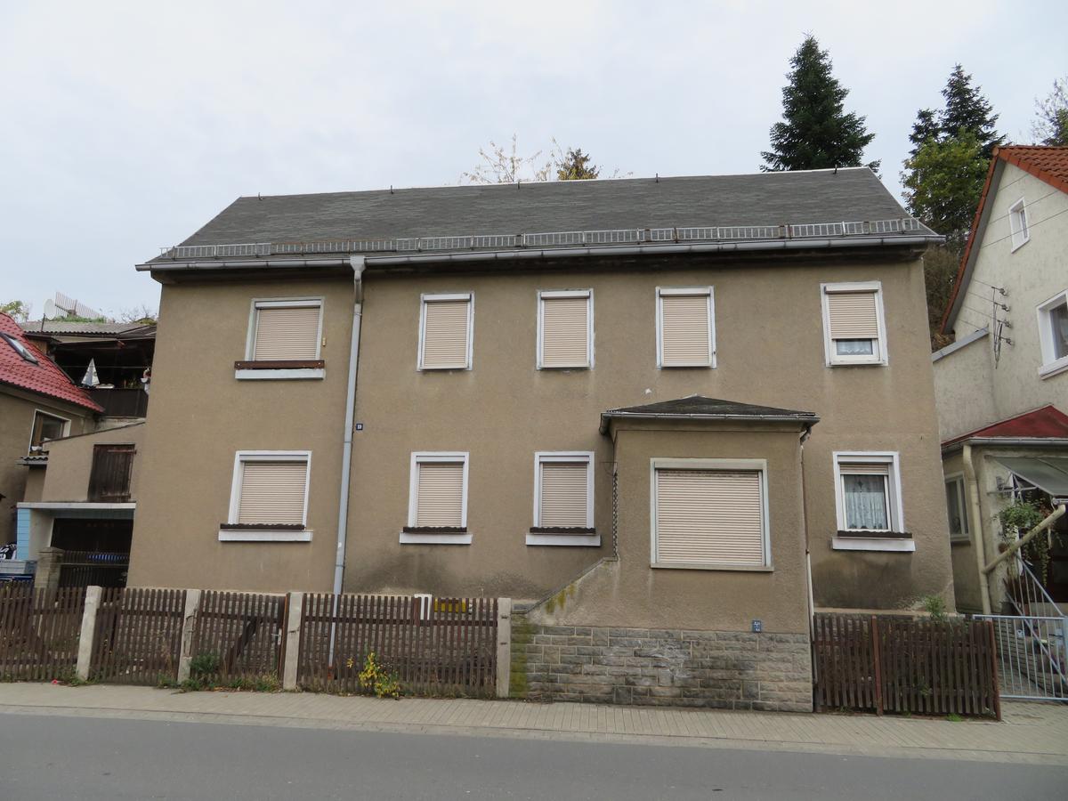 Straßenansicht des Hauses mit Eingang