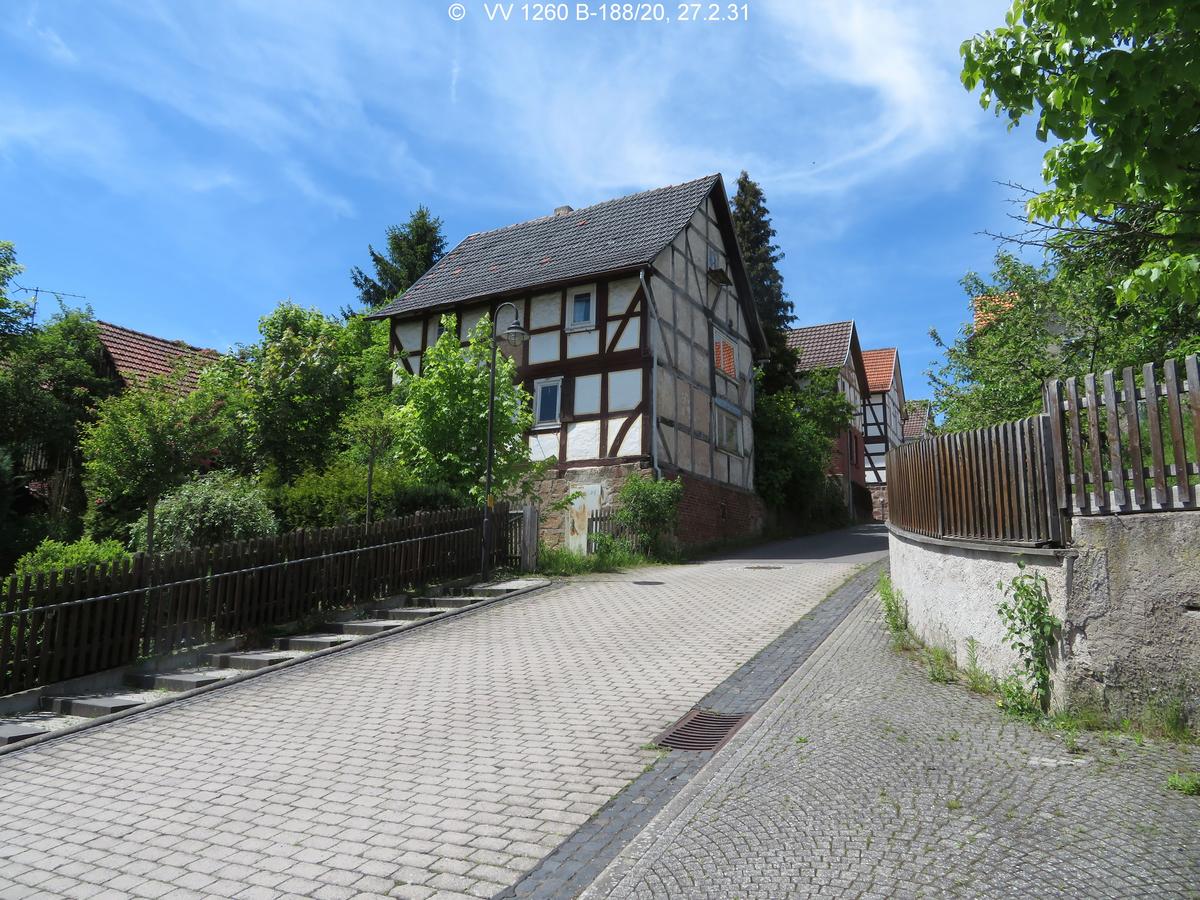 giebelständiges Fachwerkhaus in Anliegerstraße, im Straßenzug folgen drei weitere Häuser ähnlicher Bauart