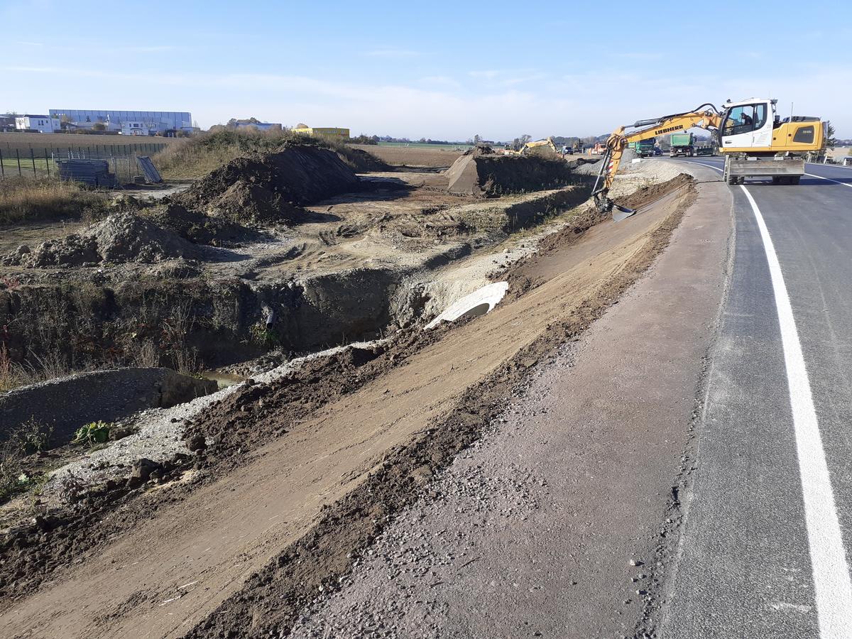 Das Bild zeigt die Arbeiten zur Andeckung am Oberboden auf der L 1081.