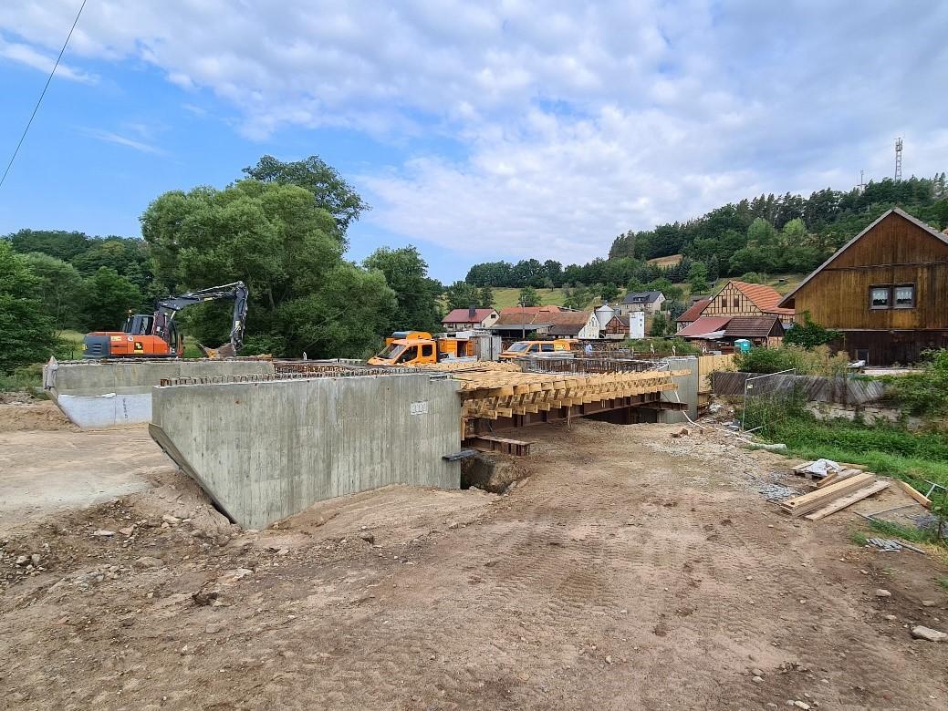 An einem sommerlichen Tag beginnen die Arbeiten zum Schalungsbau des Überbaus.