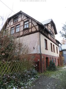 Ansicht auf Giebelseite und Frontseite; EG Backstein, 1. OG verputzt, DG und Spitzboden Fachwerk, Krüppelwalmdach und Gaube an Frontseite