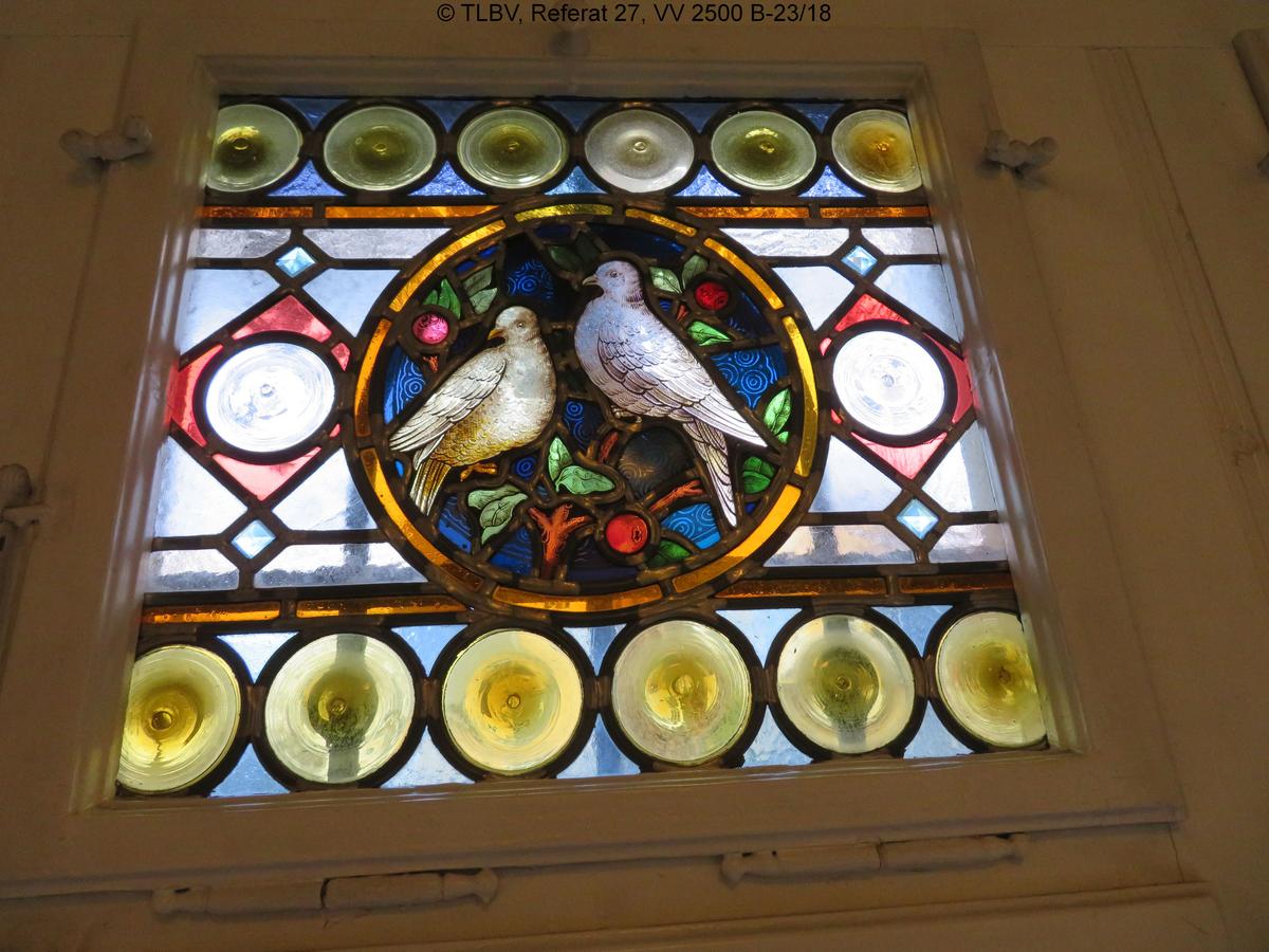 Beispielfenster mit Buntglasmalerei (Tauben)