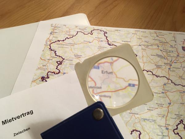 Lupe über Karte von Thüringen und angeschnittener Mietvertrag