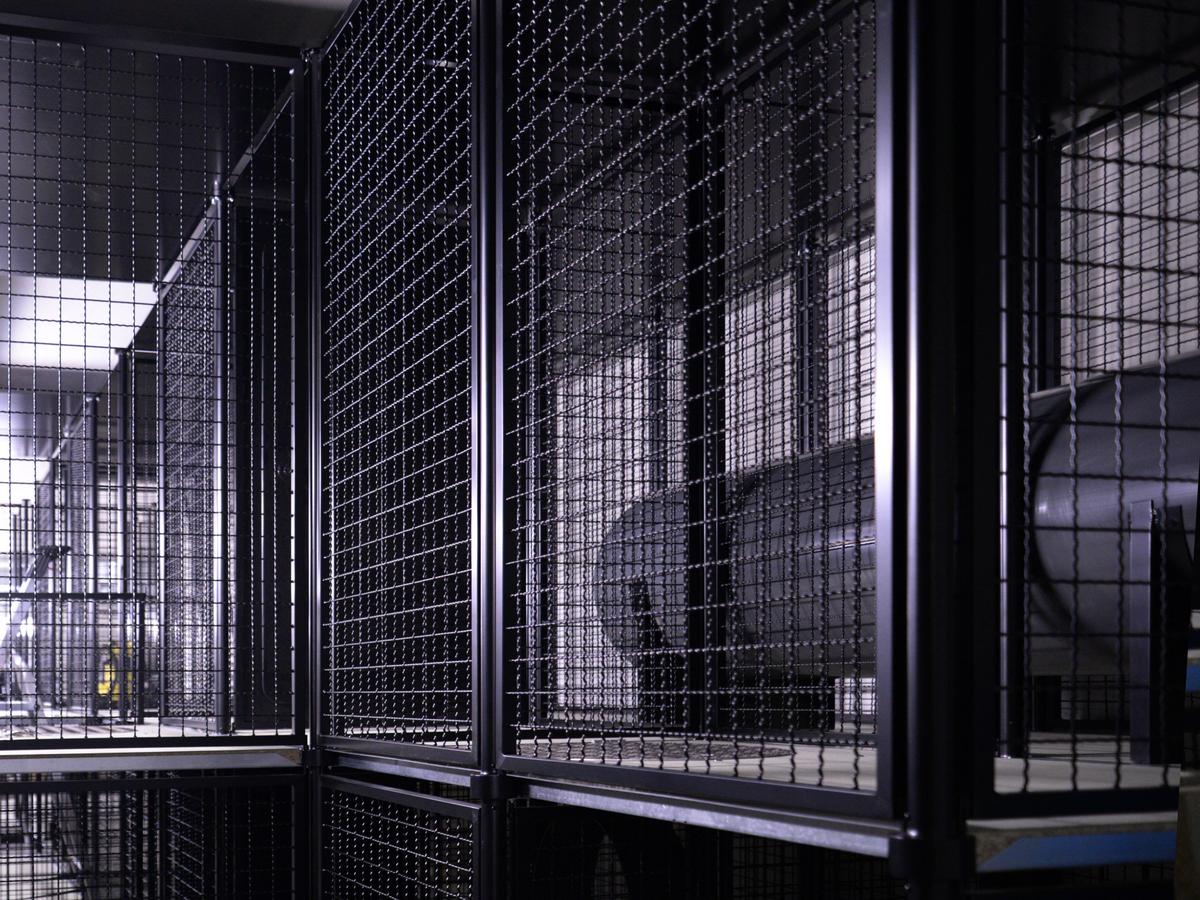 Dunkles Foto mit vielen Gittern aus Stahl, alles in schwarzem Farbton. Unübersichtliches Fotos zur Veranschaulichung der zukünftigen Übungssituation.