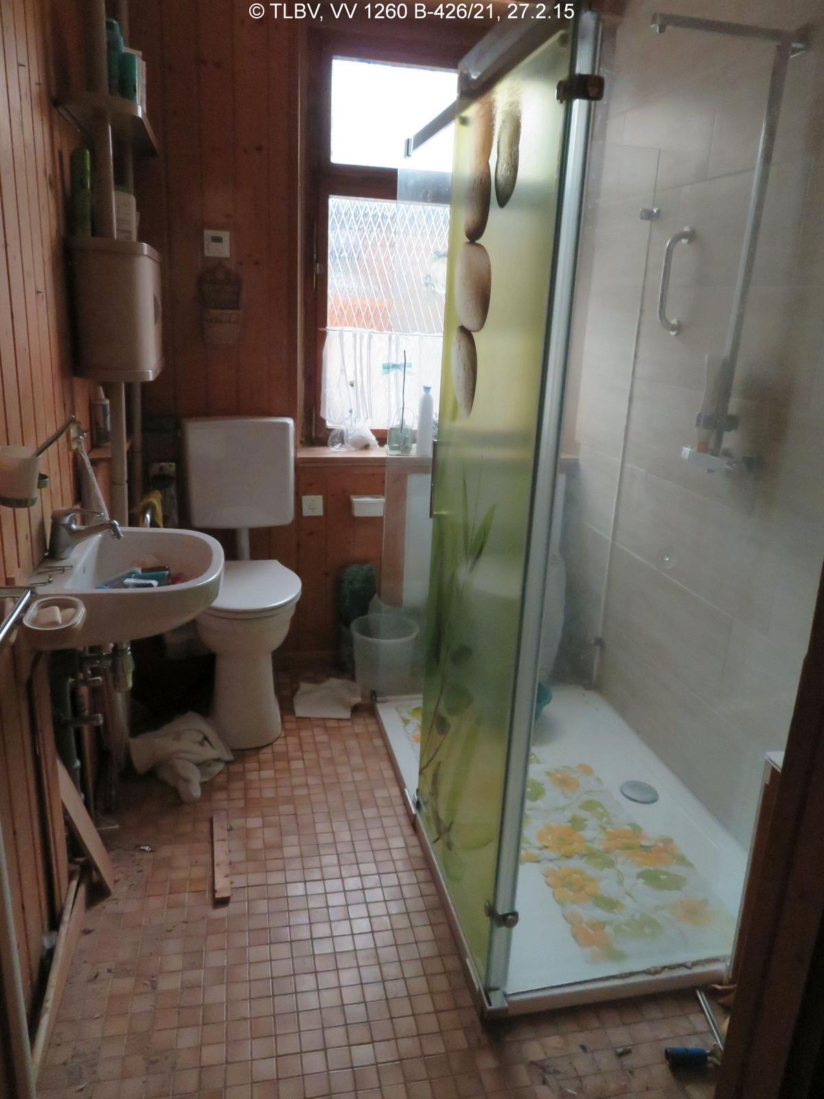 Bad mit Fenster; Dusche, WC, Waschbecken; Duschseite gefliest; sonst Holzverkleidung; unberäumt