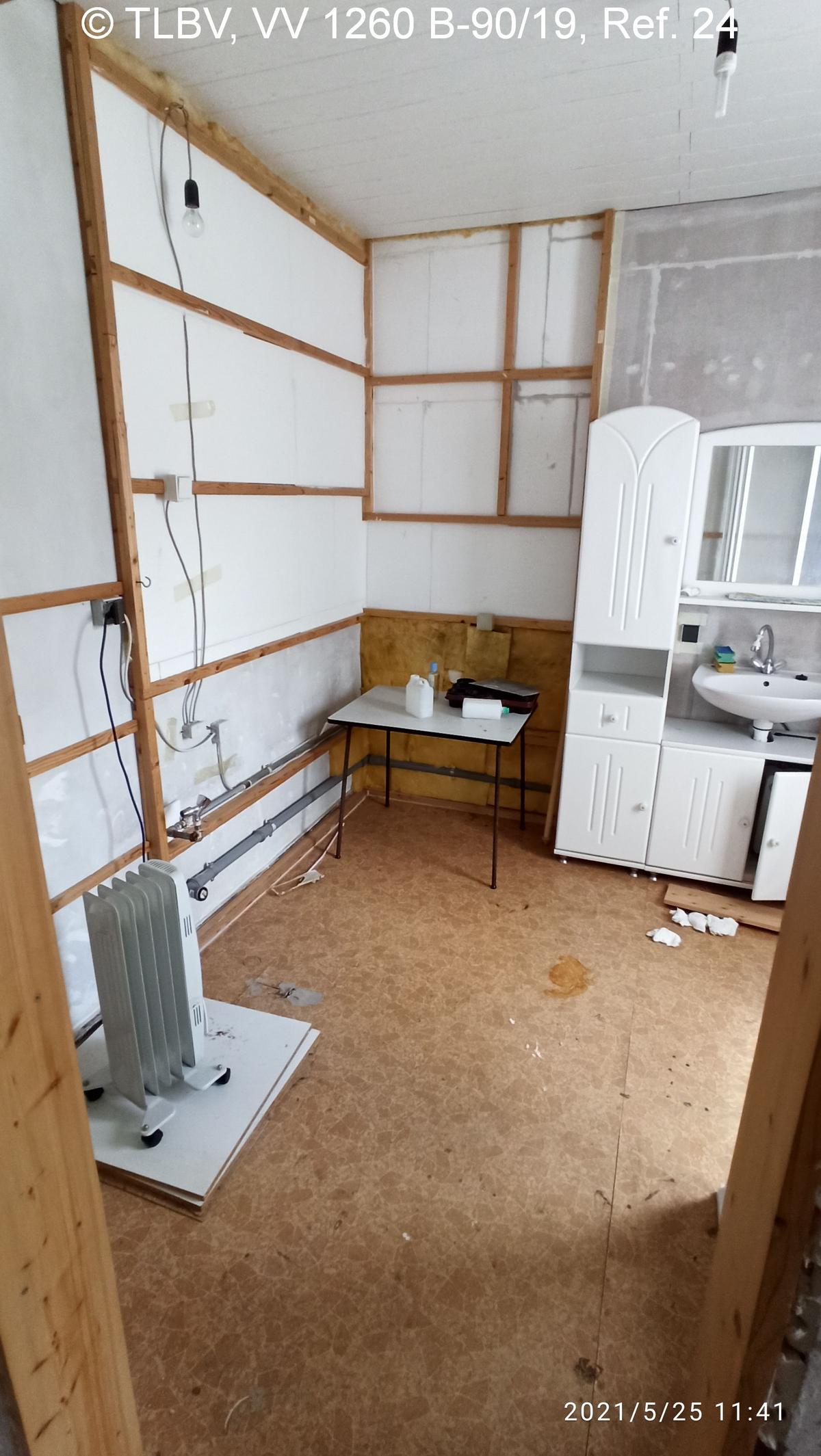 Zimmer mit Badausstattung vorbereitet, teilweise im Rohbazustand; Beheizung über mobiles, el. Heizgerät