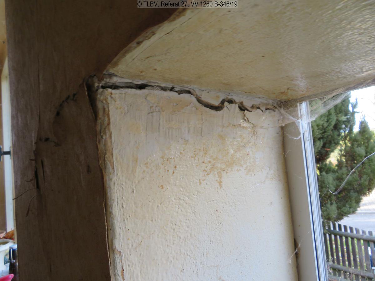 Fenstersturz-Nahaufnahme, Riss in der Ecke des Sturzes