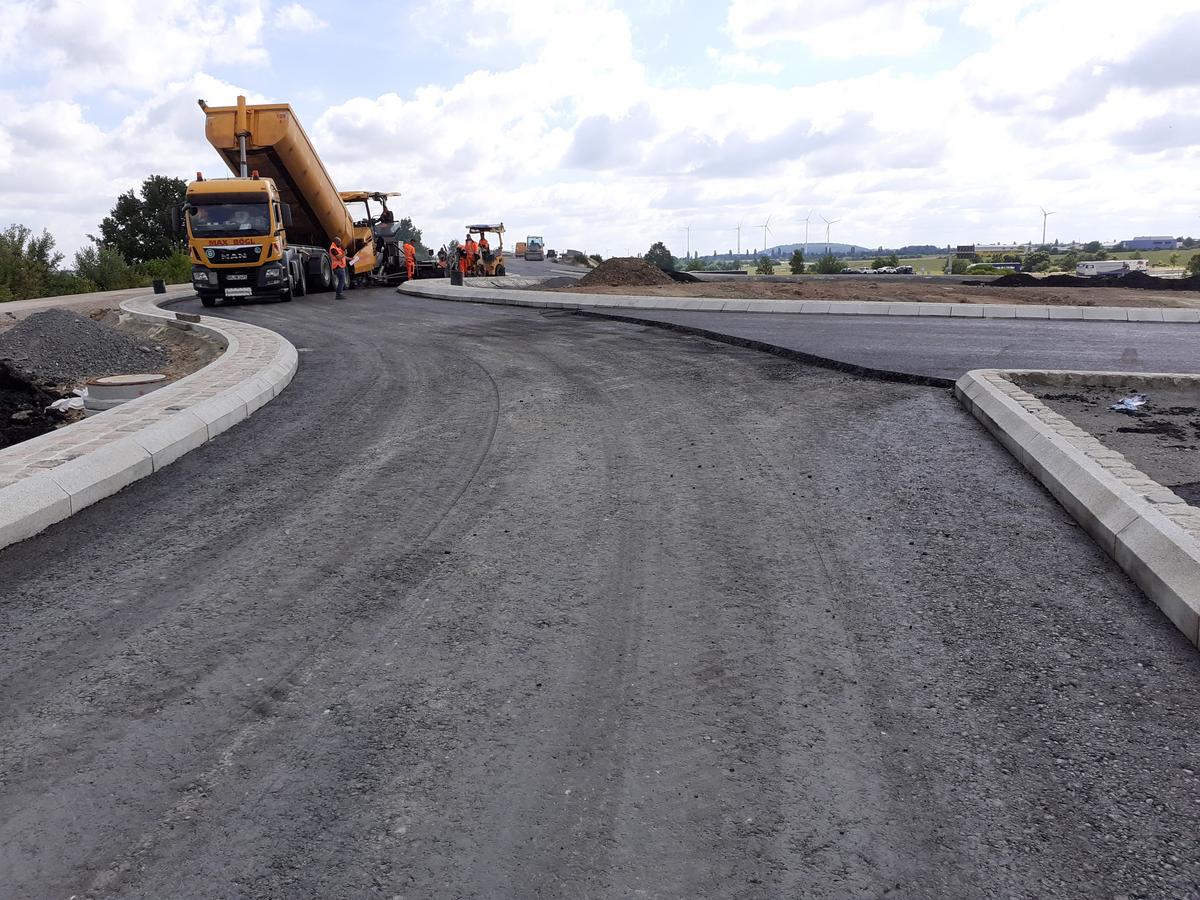 Das Bild stellt den Einbau des Asphalts an der B 92 dar.