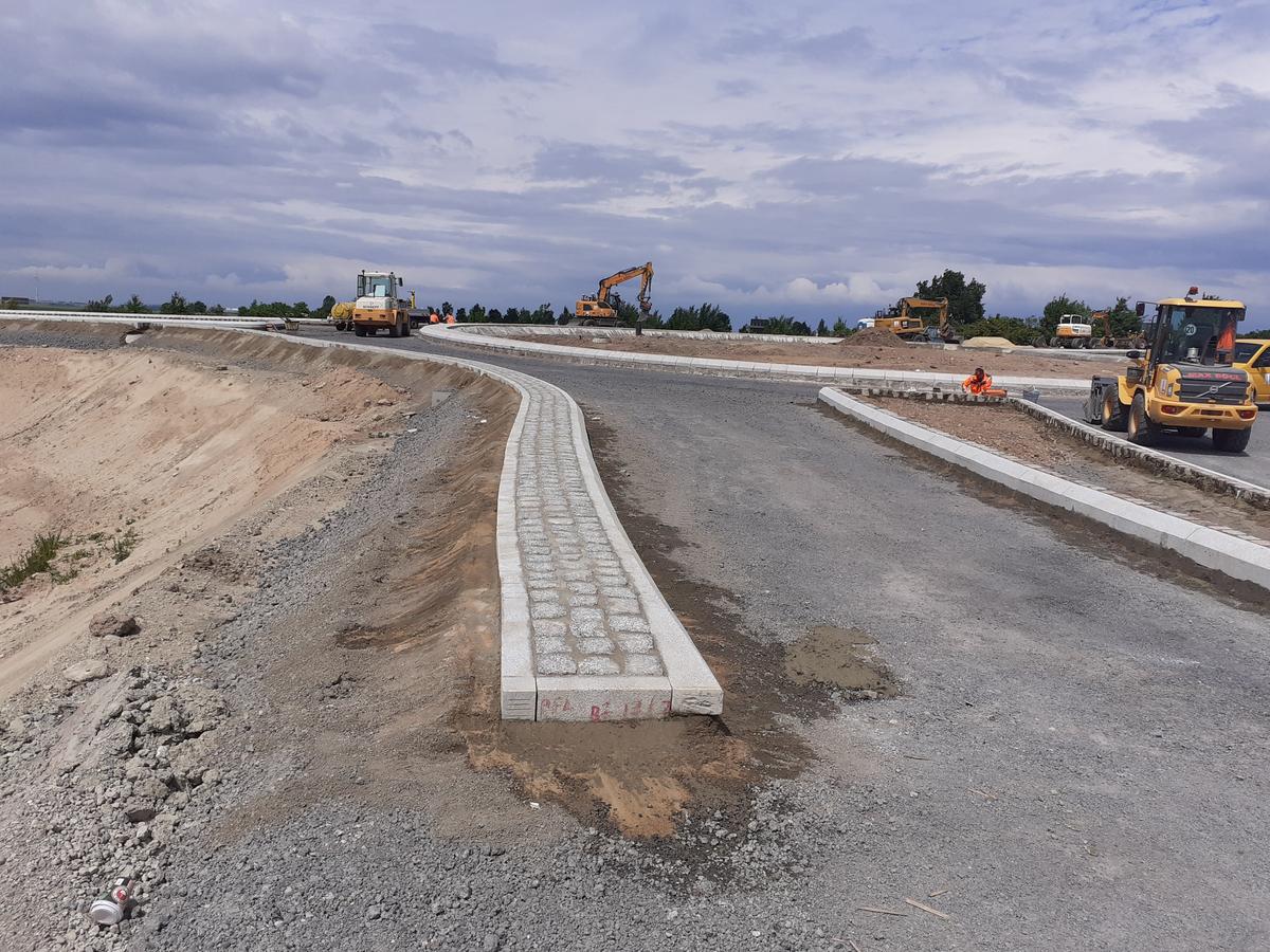 Das Bild zeigt die Arbeiten am Straßenpflaster.