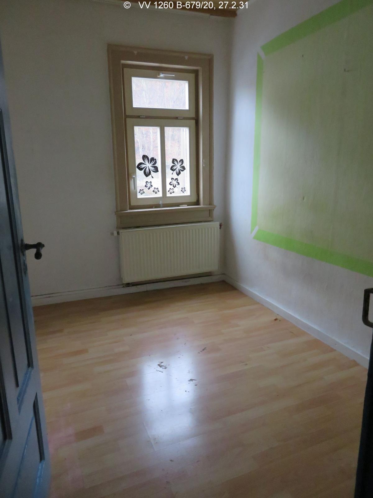 Zimmer mit Laminat, 1 Fenster, darunter Heizkörper, Zimmertür aus Holz lackiert