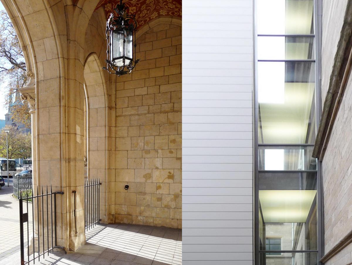 rechtes Bild: alte Sandsteinfassade rechts, dann das vertikale Lichtband am Aufzug, hier tritt man nach links in den Aufzug, links ist grau mit horizontalen Fugen. Linkes Bild: Loggia mit Rundbögen, überhöht, Jugendstil-Kronleuchter, in den Eingangsbögen sind Geländer aus Schmiedeeisen. Im Hintergrund sieht man den Dom.