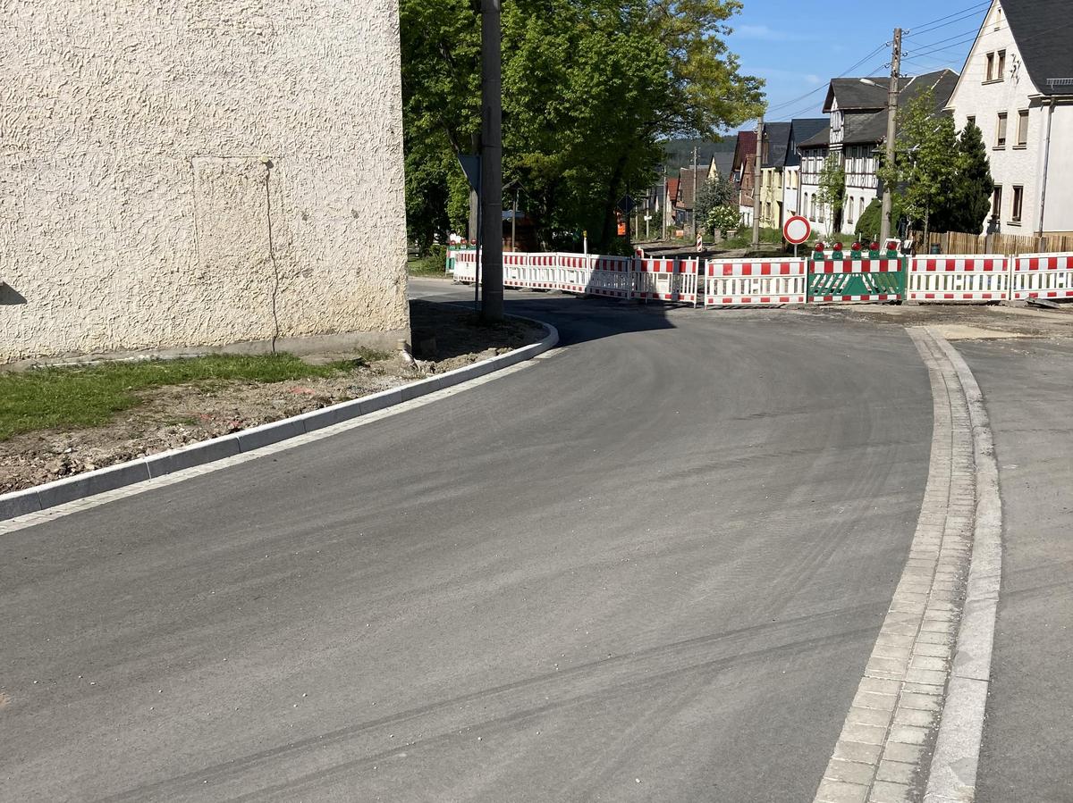 Auf dem Foto erkennt man, die fertiggestellte Ortsdurchfahrt.