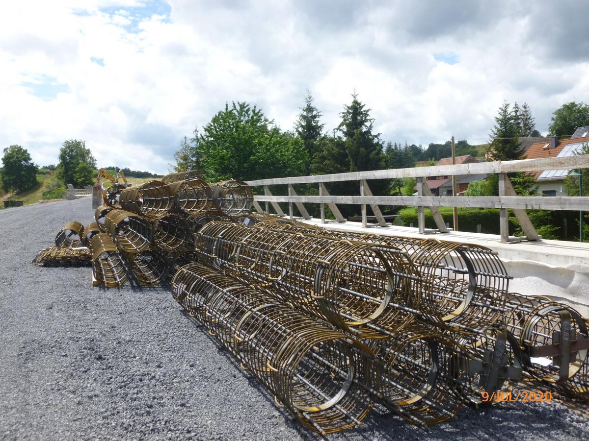 Man erkennt die Bohrpfähle mit Bewehrung für das Bauwerk 6.