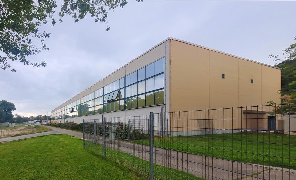 Sporthalle des Sportgymnasiums Jena - Ansicht auf Seitenwand und Fassade