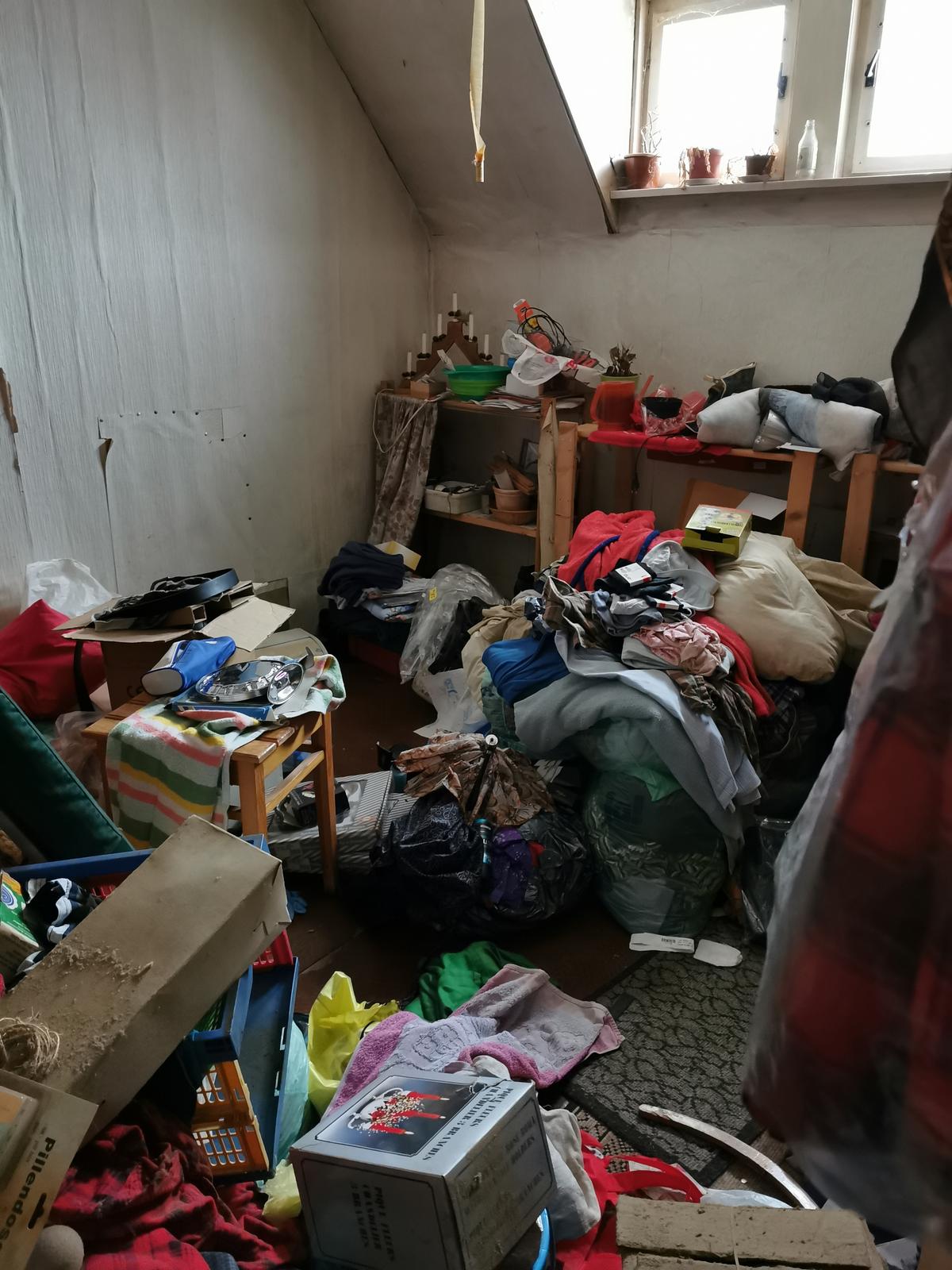 stark vermülltes und verschmutztes Zimmer im Dachgeschoss