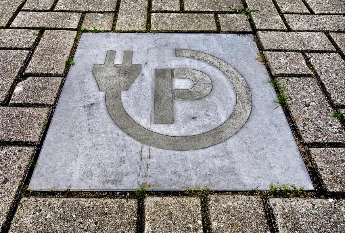 Parkplatzkennzeichnung für Elektro-Autos im Pflaster