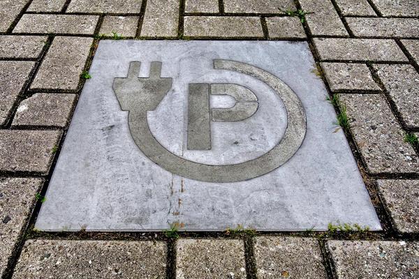 Parkplatzkennzeichnung für Elektro-Autos im Pflaster