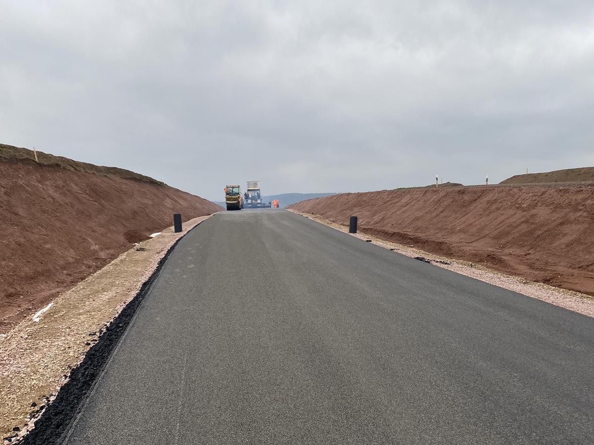 Auf dem Bild sieht man, die finalen Arbeiten am Asphalt.