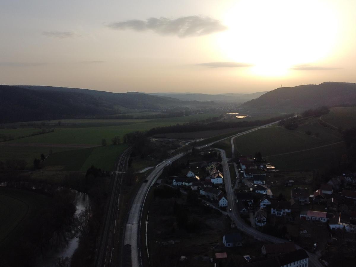Auf der Luftbildaufnahme sind die Bauabschnitte 1-3 bei Sonnenuntergang zu sehen.