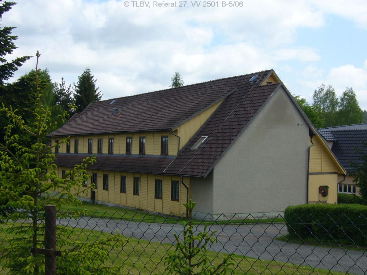 Eckansicht Giebelseite zu langgestrecktem eingeschossigem Gebäude mit Dachgaube