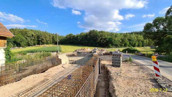 Es ist das Widerlager der Brücke und der Stützwände an einem sonnigen Tag zu sehen.