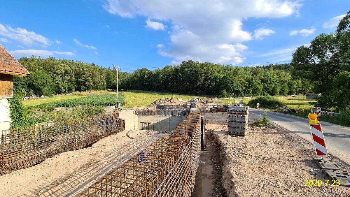 Es ist das Widerlager der Brücke und der Stützwände an einem sonnigen Tag zu sehen.